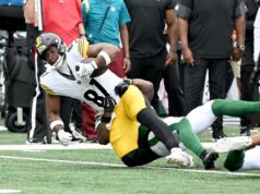 Steelers liberando o ex-tight end do Pro Bowl Jonnu Smith em uma jogada para salvar o limite O tight end do Steelers, Jonnu Smith (81), é abordado durante o segundo quarto do jogo Jets e Pittsburgh Steelers em East Rutherford, NJ.