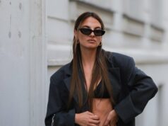 Steve Madden entrou no jogo de roupas de banho – Compre 13 itens essenciais na Amazon PARIS, FRANÇA - 20 DE AGOSTO: Amanda Derhy usa brincos, óculos escuros, uma jaqueta jeans azul, um vestido branco de verão pregueado com gola baixa e fenda nos ombros, sandálias, durante uma sessão de fotos de moda de estilo de rua, em 20 de agosto de 2022 em Paris, França. (Foto de Edward Berthelot/Getty Images)