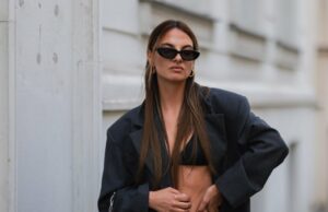 Steve Madden entrou no jogo de roupas de banho – Compre 13 itens essenciais na Amazon PARIS, FRANÇA - 20 DE AGOSTO: Amanda Derhy usa brincos, óculos escuros, uma jaqueta jeans azul, um vestido branco de verão pregueado com gola baixa e fenda nos ombros, sandálias, durante uma sessão de fotos de moda de estilo de rua, em 20 de agosto de 2022 em Paris, França. (Foto de Edward Berthelot/Getty Images)