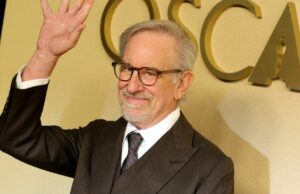 Steven Spielberg diz que está desenvolvendo um filme de faroeste ‘de arrasar’ e ficou entusiasmado quando Obama disse que os alienígenas são reais: ‘Isso é tão bom para o “Dia da Divulgação”’ Steven Spielberg diz que está desenvolvendo um filme de faroeste 'de arrasar' e ficou entusiasmado quando Obama disse que os alienígenas são reais: 'Isso é tão bom para o “Dia da Divulgação”'