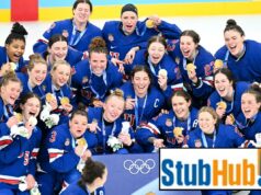 StubHub lança a primeira plataforma de ingressos esportivos femininos após o aumento pós-Olimpíadas A seleção feminina de hóquei dos EUA comemora a conquista do ouro nas Olimpíadas de Inverno, posando com suas medalhas e mascotes olímpicos.
