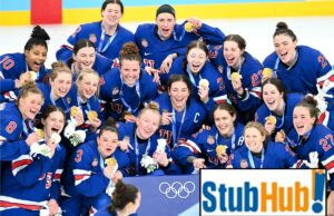 StubHub lança a primeira plataforma de ingressos esportivos femininos após o aumento pós-Olimpíadas A seleção feminina de hóquei dos EUA comemora a conquista do ouro nas Olimpíadas de Inverno, posando com suas medalhas e mascotes olímpicos.