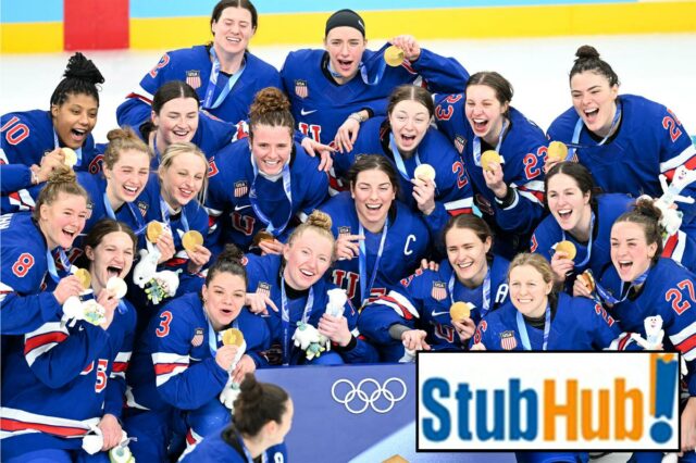 StubHub lança a primeira plataforma de ingressos esportivos femininos após A seleção feminina de hóquei dos EUA comemora a conquista do ouro nas Olimpíadas de Inverno, posando com suas medalhas e mascotes olímpicos.