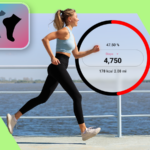 Mulher correndo ao ar livre enquanto olha para o telefone, com o mascote do Android correndo ao lado dela, ambos enquadrados dentro do contorno de um smartphone, contra um fundo de ícones de aplicativos de fitness e saúde