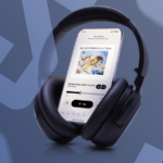 Um smartphone exibindo o aplicativo do YouTube, cercado por ícones flutuantes de botões de reprodução do YouTube em 3D.