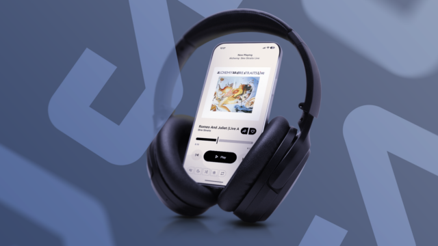 Um smartphone exibindo o aplicativo do YouTube, cercado por ícones flutuantes de botões de reprodução do YouTube em 3D.