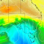 Previsão de temperatura e pressão média ao nível do mar para quinta-feira à noite. O ar frio (sombreado em azul) está sendo conduzido sobre o sudeste da Austrália entre esses dois sistemas. Fonte: Zona Meteorológica
