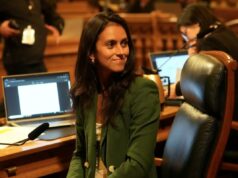 Supervisor de SF Jackie Fielder hospitalizado, planeja renunciar: relatório Supervisor de São Francisco, Jackie Fielder, em uma reunião do conselho de supervisores.