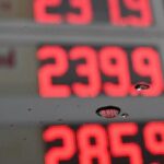 Os líderes estaduais e territoriais estão em conversações sobre a crise, à medida que o abastecimento de combustível diminui nas áreas regionais. Foto: Lukas Coch/AAP PHOTOS