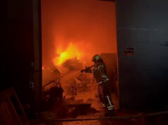 Supostos destroços de mísseis iranianos provocam incêndios no centro de Israel Supostos destroços de mísseis iranianos provocam incêndios no centro de Israel