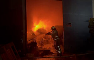 Supostos destroços de mísseis iranianos provocam incêndios no centro de Israel Supostos destroços de mísseis iranianos provocam incêndios no centro de Israel