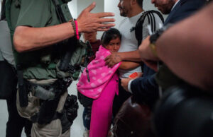 Suprema Corte considera permitir que a administração Trump reviva a política restritiva de asilo de imigração Yahoo news home