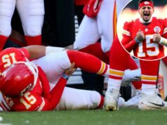 Surgem atualizações impressionantes sobre lesões de Patrick Mahomes: ‘Ele é simplesmente diferente’ O quarterback do Kansas City Chiefs, Patrick Mahomes, segura o joelho machucado no chão durante um jogo.