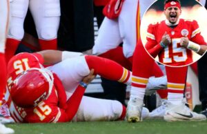 Surgem atualizações impressionantes sobre lesões de Patrick Mahomes: ‘Ele é simplesmente diferente’ O quarterback do Kansas City Chiefs, Patrick Mahomes, segura o joelho machucado no chão durante um jogo.