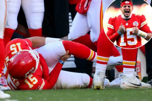 O quarterback do Kansas City Chiefs, Patrick Mahomes, segura o joelho machucado no chão durante um jogo.