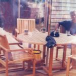 Esta foto inédita divulgada pelo Departamento de Justiça dos EUA mostra Jeffrey Epstein, no centro, sentado com Andrew Mountbatten-Windsor e Peter Mandelson. (Departamento de Justiça dos EUA via AP)