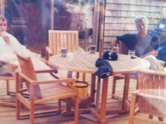 Surgem fotos de Jeffrey Epstein ao lado do ex-embaixador e príncipe desgraçado Esta foto inédita divulgada pelo Departamento de Justiça dos EUA mostra Jeffrey Epstein, no centro, sentado com Andrew Mountbatten-Windsor e Peter Mandelson. (Departamento de Justiça dos EUA via AP)