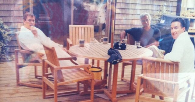 Esta foto inédita divulgada pelo Departamento de Justiça dos EUA mostra Jeffrey Epstein, no centro, sentado com Andrew Mountbatten-Windsor e Peter Mandelson. (Departamento de Justiça dos EUA via AP)