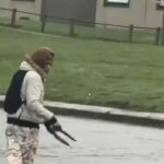 Imagens compartilhadas nas redes sociais parecem mostrar um homem segurando duas armas, uma em cada mão