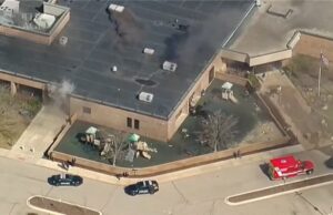 Suspeito morto após bater carro em sinagoga em Michigan Suspeito morto após bater carro em sinagoga em Michigan