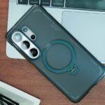 Mulher em uma caminhada usando o suporte magnético no TORRAS Ostand Q3 Air para Samsung Galaxy S26 Ultra