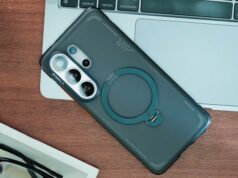 TORRAS oferece inovação com sua linha de acessórios Galaxy S26 Mulher em uma caminhada usando o suporte magnético no TORRAS Ostand Q3 Air para Samsung Galaxy S26 Ultra