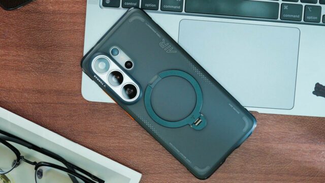 Mulher em uma caminhada usando o suporte magnético no TORRAS Ostand Q3 Air para Samsung Galaxy S26 Ultra