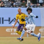 O atacante do New York City FC, Talles Magno (11), tenta controlar a bola enquanto o meio-campista do Orlando City, Griffin Dorsey (24), defende.