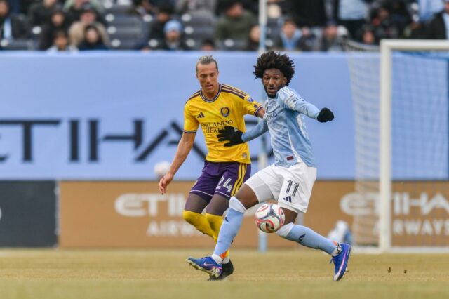 O atacante do New York City FC, Talles Magno (11), tenta controlar a bola enquanto o meio-campista do Orlando City, Griffin Dorsey (24), defende.