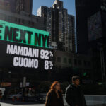 ARQUIVO - O procurador-geral do Arizona, Kris Mayes, fala na Prisão Estadual do Arizona, 19 de março de 2025, em Florence, Arizona (AP Photo / Darryl Webb, Arquivo)