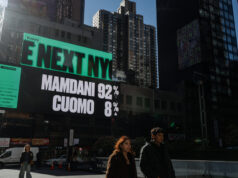 Talvez seja hora de regulamentar os jogos de azar em guerras e eleições ARQUIVO - O procurador-geral do Arizona, Kris Mayes, fala na Prisão Estadual do Arizona, 19 de março de 2025, em Florence, Arizona (AP Photo / Darryl Webb, Arquivo)