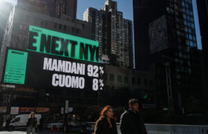 Talvez seja hora de regulamentar os jogos de azar em guerras e eleições ARQUIVO - O procurador-geral do Arizona, Kris Mayes, fala na Prisão Estadual do Arizona, 19 de março de 2025, em Florence, Arizona (AP Photo / Darryl Webb, Arquivo)