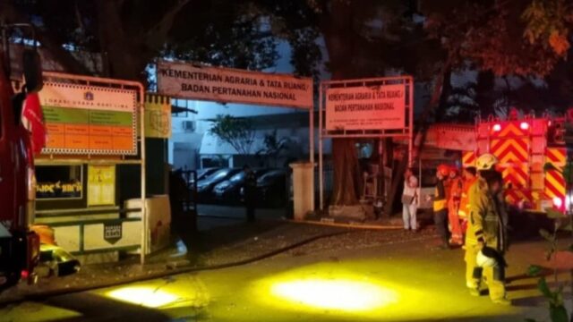 Tangani Kebakaran de Mampang, Gulkarmat Jaksel Pastikan Tak Ada Korban Tangani Kebakaran de Mampang, Gulkarmat Jaksel Pastikan Tak Ada Korban Jiwa