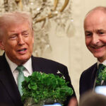 Taoiseach irlandês Michael Martin presenteia Trump com Shamrock Bowl na tradição do Dia de São Patrício