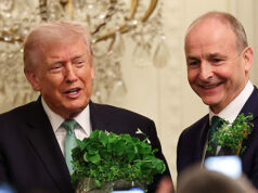 Taoiseach irlandês Michael Martin presenteia Trump com Shamrock Bowl na tradição do Dia de São Patrício Taoiseach irlandês Michael Martin presenteia Trump com Shamrock Bowl na tradição do Dia de São Patrício