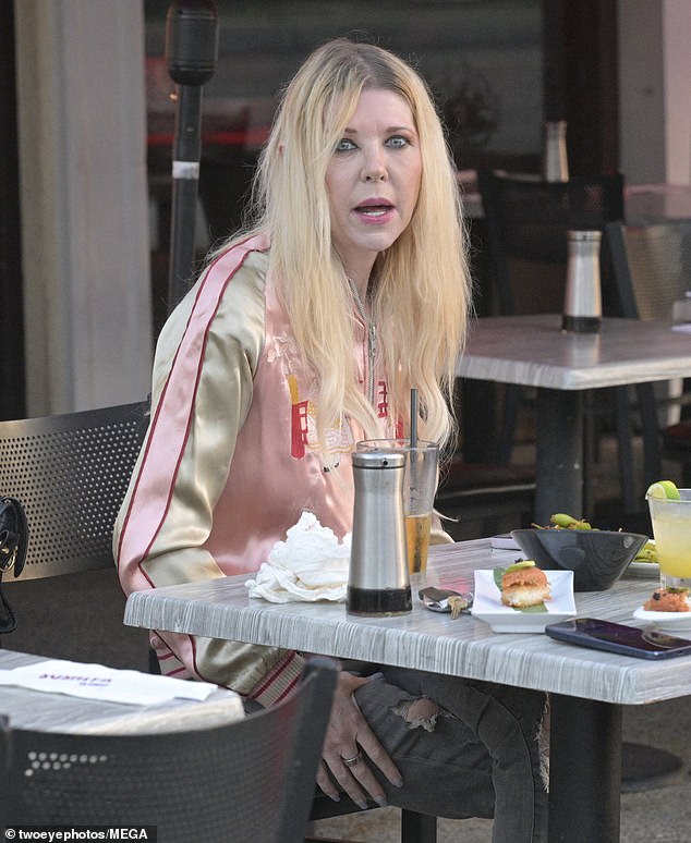 Tara Reid reaparece em Los Angeles meses depois que a Tara Reid reapareceu publicamente pela primeira vez desde que a investigação sobre as alegações de que ela foi drogada secretamente em um bar de hotel foi encerrada há três meses.
