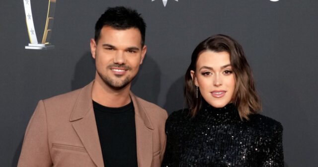 Taylor e Tay Lautner no 13º NFL Honors anual no Resorts World Theatre em 8 de fevereiro de 2024 em Las Vegas.
