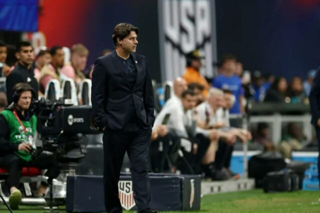 Técnico da USMNT critica nova regra de quebra de hidratação Mauricio Pochettino, técnico dos Estados Unidos, observa durante o amistoso internacional entre Estados Unidos e Bélgica no Estádio Mercedes-Benz em 28 de março de 2026 em Atlanta, Geórgia.