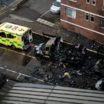 Três das ambulâncias comunitárias ficaram em pedaços e queimadas depois que incêndios provocaram explosões dentro dos veículos