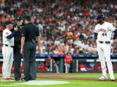 Telhado de Houston elimina provável home run de Yordan Alvarez em cena bizarra O técnico do Houston Astros, Joe Espada, discute com o árbitro da home plate, Chris Conroy, enquanto o rebatedor designado Yordan Alvarez observa.