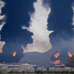 Nuvens de fumaça e fogo aumentam depois que destroços de um drone iraniano interceptado atingiram uma instalação petrolífera em Fujairah, nos Emirados Árabes Unidos, na semana passada.