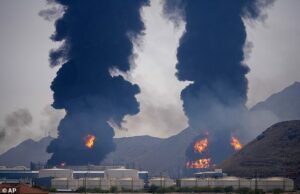 Teme-se que o petróleo atinja os 200 dólares por barril, enquanto o Irão tem como alvo a Arábia Saudita e o Qatar, enquanto Teerão trava uma “guerra económica em grande escala” contra o Ocidente Nuvens de fumaça e fogo aumentam depois que destroços de um drone iraniano interceptado atingiram uma instalação petrolífera em Fujairah, nos Emirados Árabes Unidos, na semana passada.