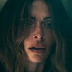 Temporada 2, episódio 7 de 'Paradise': Sarah Shahi e Nicole Brydon Bloom descompactam o banho fumegante de Gabriela e Jane
