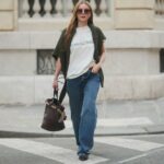 COPENHAGUE, DINAMARCA - 05 DE AGOSTO: Justyna Czerniak usa calça marrom, camisa rosa, óculos escuros e bolsa de camurça marrom durante o segundo dia da Copenhagen Fashion Week em 05 de agosto de 2025 em Copenhague, Dinamarca. (Foto de Raimonda Kulikauskiene/Getty Images)