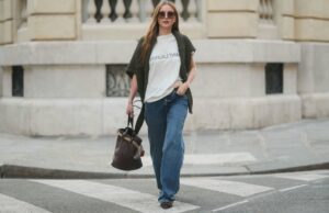 Tenho 1,77m – e juro por essas calças largas para petites COPENHAGUE, DINAMARCA - 05 DE AGOSTO: Justyna Czerniak usa calça marrom, camisa rosa, óculos escuros e bolsa de camurça marrom durante o segundo dia da Copenhagen Fashion Week em 05 de agosto de 2025 em Copenhague, Dinamarca. (Foto de Raimonda Kulikauskiene/Getty Images)