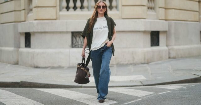 COPENHAGUE, DINAMARCA - 05 DE AGOSTO: Justyna Czerniak usa calça marrom, camisa rosa, óculos escuros e bolsa de camurça marrom durante o segundo dia da Copenhagen Fashion Week em 05 de agosto de 2025 em Copenhague, Dinamarca. (Foto de Raimonda Kulikauskiene/Getty Images)