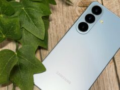 Tenho testado o Galaxy S26 e é o carro-chefe compacto que eu queria – quase Uma pessoa segurando o Samsung Galaxy S26 Ultra