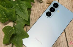 Tenho testado o Galaxy S26 e é o carro-chefe compacto que eu queria – quase Uma pessoa segurando o Samsung Galaxy S26 Ultra