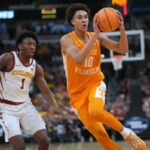Nate Ament, que marcou 18 pontos, tenta fazer um passe enquanto Jamarion Batemon observa durante a vitória do Tennessee por 76-62 sobre o Iowa State em seu confronto Sweet 16 em 27 de março de 2026.