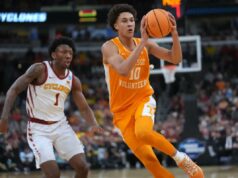 Tennessee vence o estado de Iowa e alcança a Elite Oito pela terceira vez consecutiva Nate Ament, que marcou 18 pontos, tenta fazer um passe enquanto Jamarion Batemon observa durante a vitória do Tennessee por 76-62 sobre o Iowa State em seu confronto Sweet 16 em 27 de março de 2026.